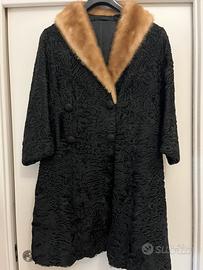 Cappotto di pelliccia Astrakan nero con collo di v