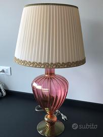 Lampada in vetro rosa e paralume avorio decorato