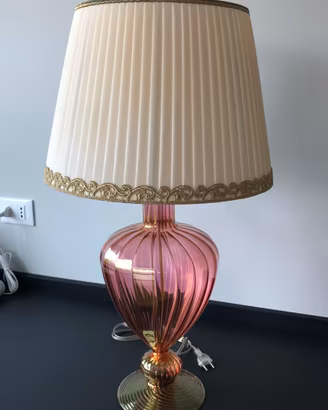 Lampada in vetro rosa e paralume avorio decorato
