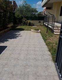 OSTIA TRILOCALE SEMI-ARREDATO CoN GIARDINO/P.AUTO