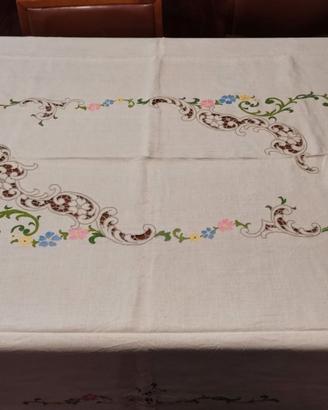 Tovaglia  in lino - mai bagnata - ricamata a mano
