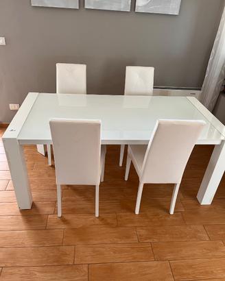 Tavolo allungabile fino a 3 metri + 4 sedie