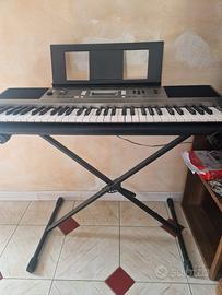 pianola Yamaha con base PSR E353