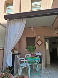 Monovano arredato e corredato con grande terrazzo