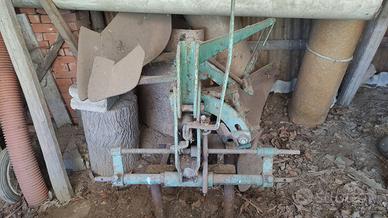 Aratro monovomere reversibile