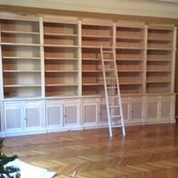 Grande libreria in legno con scaletta