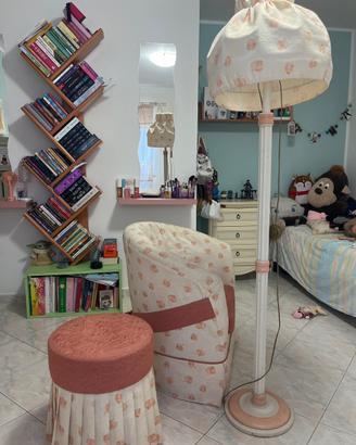 Set di poltrona puff e lampada