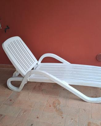 lettini in plastica e sedie in plastica