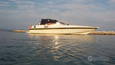 Natante munito di due motori diesel