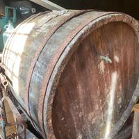 Vecchia botte in legno – arredo rustico da giardin