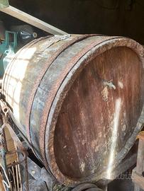 Vecchia botte in legno – arredo rustico da giardin