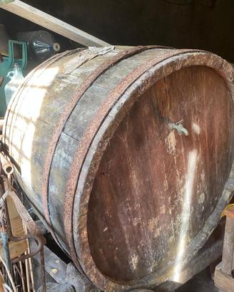Vecchia botte in legno – arredo rustico da giardin