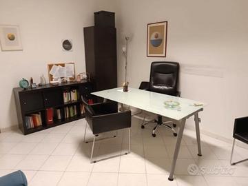 Stanze a medici in studio arredato