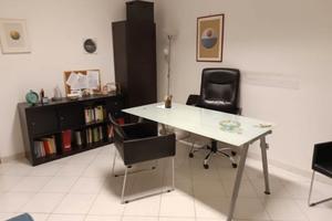 Stanze a medici in studio arredato