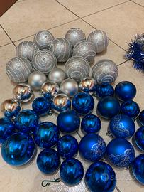 palle di natale blu e argento