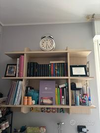 Libreria a muro in legno chiaro