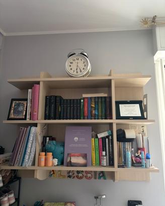 Libreria a muro in legno chiaro