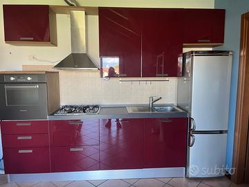 Cucina completa di elettrodomestici