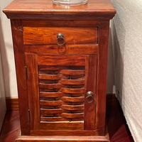 Comodino in legno