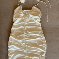 Vestito bianco scollato con drappeggio laterale