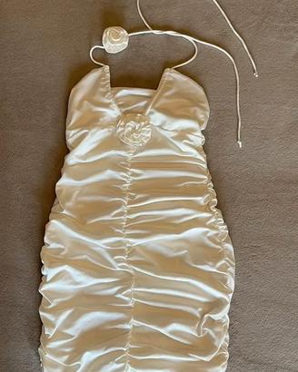 Vestito bianco scollato con drappeggio laterale