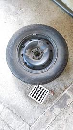 Cerchi in ferro con gomme Hyundai IX35