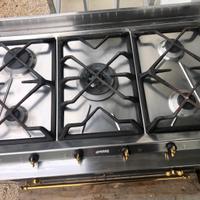 Cucina a gas in piastrelle di ceramica