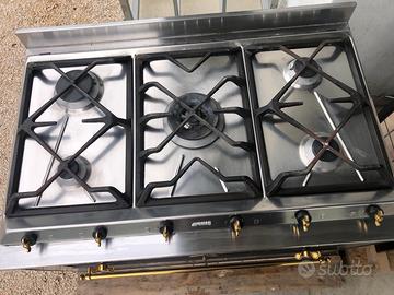 Cucina a gas in piastrelle di ceramica