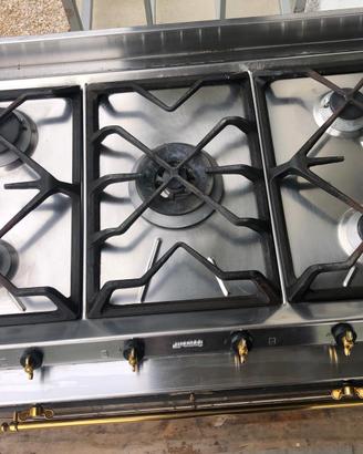 Cucina a gas in piastrelle di ceramica