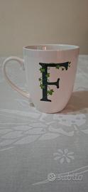 Tazza in porcellana italiana con lettera "F"