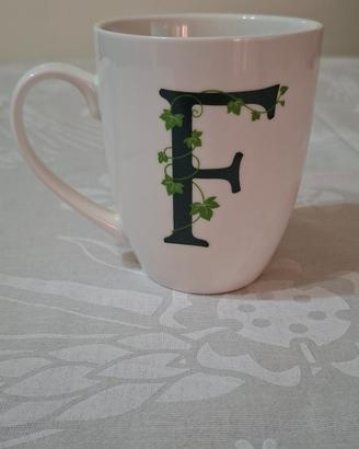 Tazza in porcellana italiana con lettera "F"