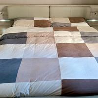 Letto matrimoniale con comodini e luci led