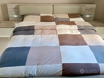 Letto matrimoniale con comodini e luci led