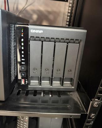QNAP TS-453E-8G NAS + 4x WD Red Plus 4TB