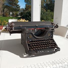 vecchia macchina da scrivere Olivetti M40
