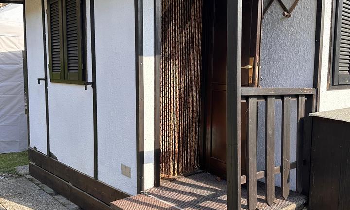 Casetta con roulotte