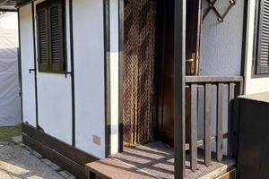 Casetta con roulotte