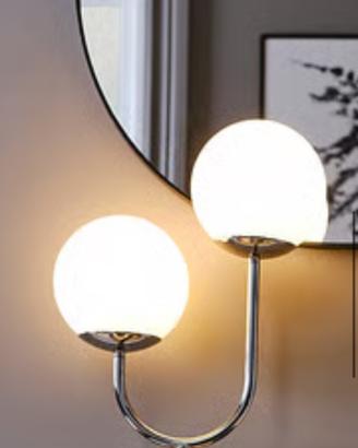 Questa lampada cromata in vetro della serie