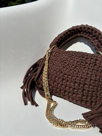 Borsa marrone all’uncinetto con frange