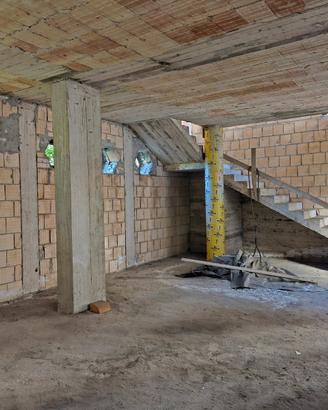 Intero Palazzotto Indipendente allo Stato Rustico