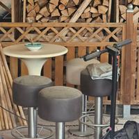 4 sgabelli  piu' tavolo