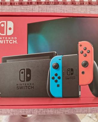 Nintendo Switch + 4 giochi + MicroSD 256 GB