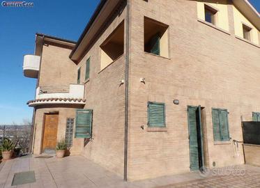 Villa di recente costruzione con corte esclusiva e