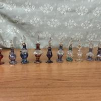 11 Flaconi di profumo in vetro soffiato