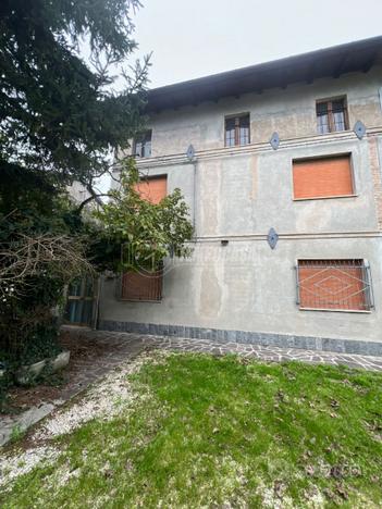 Porzione di casa di testa con giardino