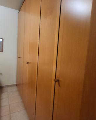 Armadio in legno massiccio