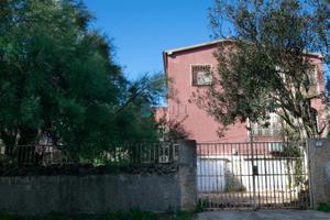 Golfo Aranci: Ampia Villa da Ristrutturare tra Due