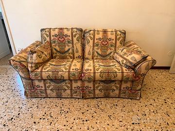Divano 2 posti classico con tessuto damascato
