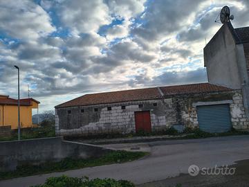 Garage, magazzino e cortile fabbricabile