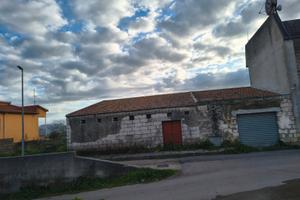 Garage, magazzino e cortile fabbricabile